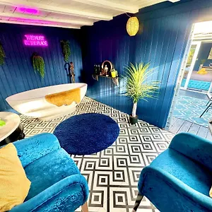 A Hidden Gem With Private Hot Tub And Garden - Netflix - Fast Wifi - Free Parking , Bournemouth United Kingdom